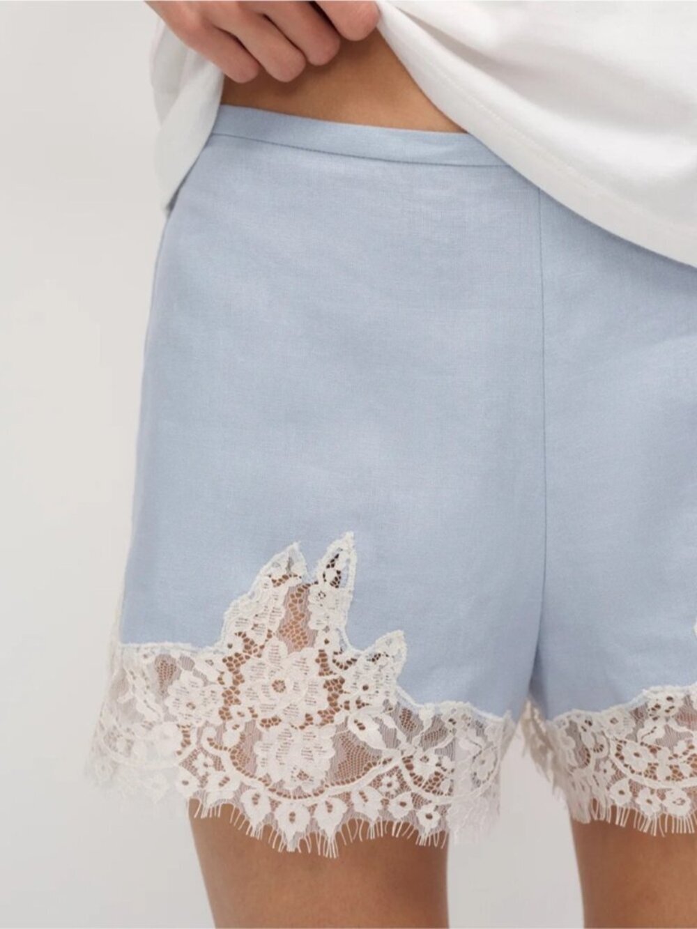 NEW Reformation Fern Cloud Blue Lace Trim Linen Shorts Elastic Waist | US M - Picture 3 of 12